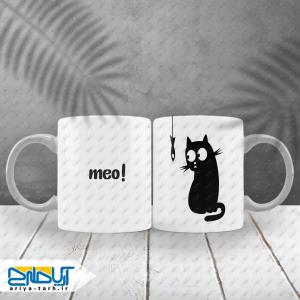 طرح لایه باز ماگ گربه در حال نگاه کردن به ماهی